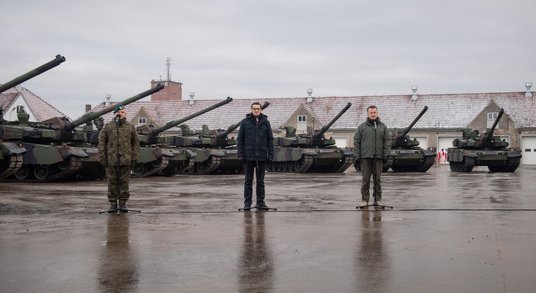 Polscy czołgiści z Morąga otrzymali pierwsze czołgi K2. W ich garnizonie odbyła się uroczystość prze