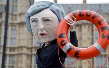 Theresa May pozostaje w bardzo trudnej sytuacji, bo nie ma większości w parlamencie dla alternatywne
