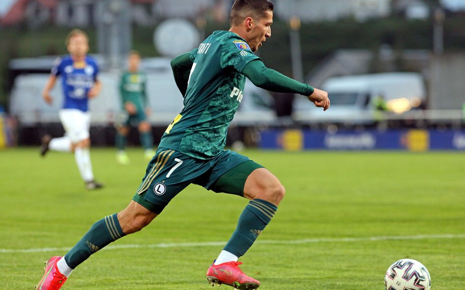 W środę Legia Warszawa (na zdjęciu Lirim Kastrati) pokonała na wyjeździe 3:1 Wigry Suwałki i awansow