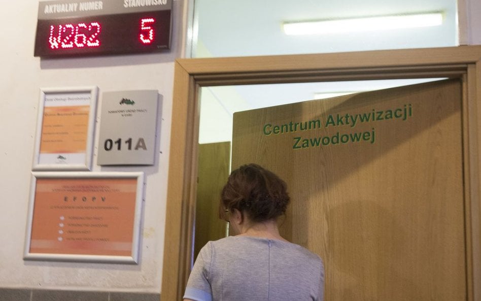 Koronawirus: cięcia pensji urzędników na finansowanie kryzysu