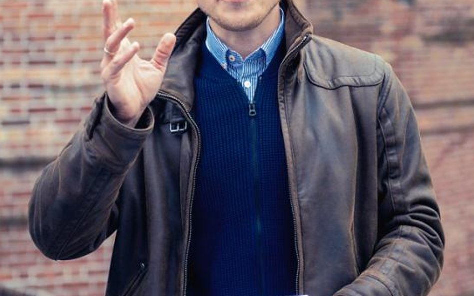 Szklanka na łańcuchu i kartki na mięso