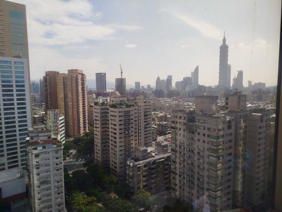 Krajobraz tajwańskiej dzielnicy Daan. Dużo tam wysokich bloków, a w oddali widać wieżowiec Taipei 10