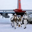 Żołnierze sił specjalnych USA (Zielone Berety) i Danii (SIRIUS) opuszczają pokład samolotu LC-130 w 