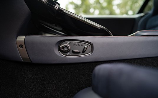 Regulacja fotel znajduje się nietypowo na boku tunelu środkowego