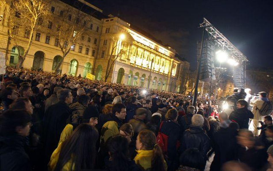 10 tysięcy osób protestowało przed przed budynkiem parlamentu w Budapeszcie.