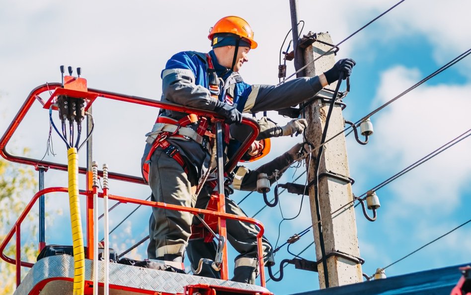 Efektywność energetyczna, oszczędzanie prądu, zakup energii z OZE czy własne źródła – firmy radzą so