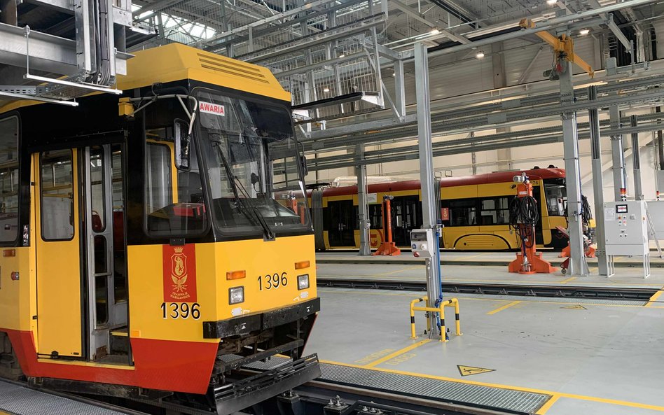 Jeden z warszawskich tramwajów w hali Zajezdni Annopol