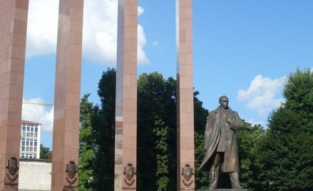 Pomnik Stepana Bandery – autorstwa lwowskiego rzeźbiarza Mykoły Posikiry i architekta Mychajła Fedyk