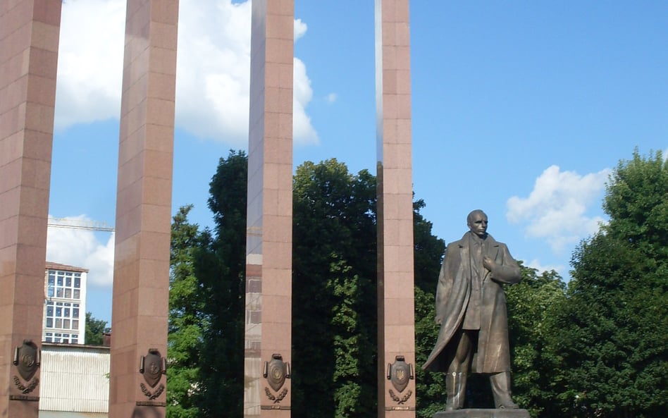 Pomnik Stepana Bandery – autorstwa lwowskiego rzeźbiarza Mykoły Posikiry i architekta Mychajła Fedyk