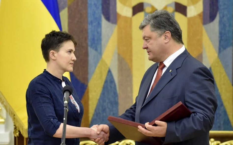 Prezydent Ukrainy Petro Poroszenko nadaje Nadii Sawczence tytuł Bohatera Ukrainy, 2016 rok