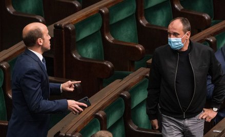 Paweł Kukiz (z prawej) może pomóc opozycji w obronieniu immunitetu Mariana Banasia