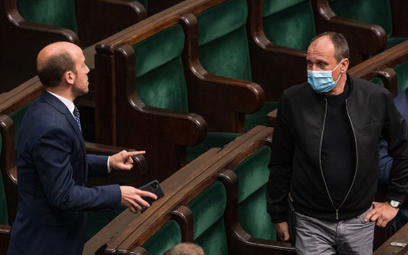 Paweł Kukiz (z prawej) może pomóc opozycji w obronieniu immunitetu Mariana Banasia