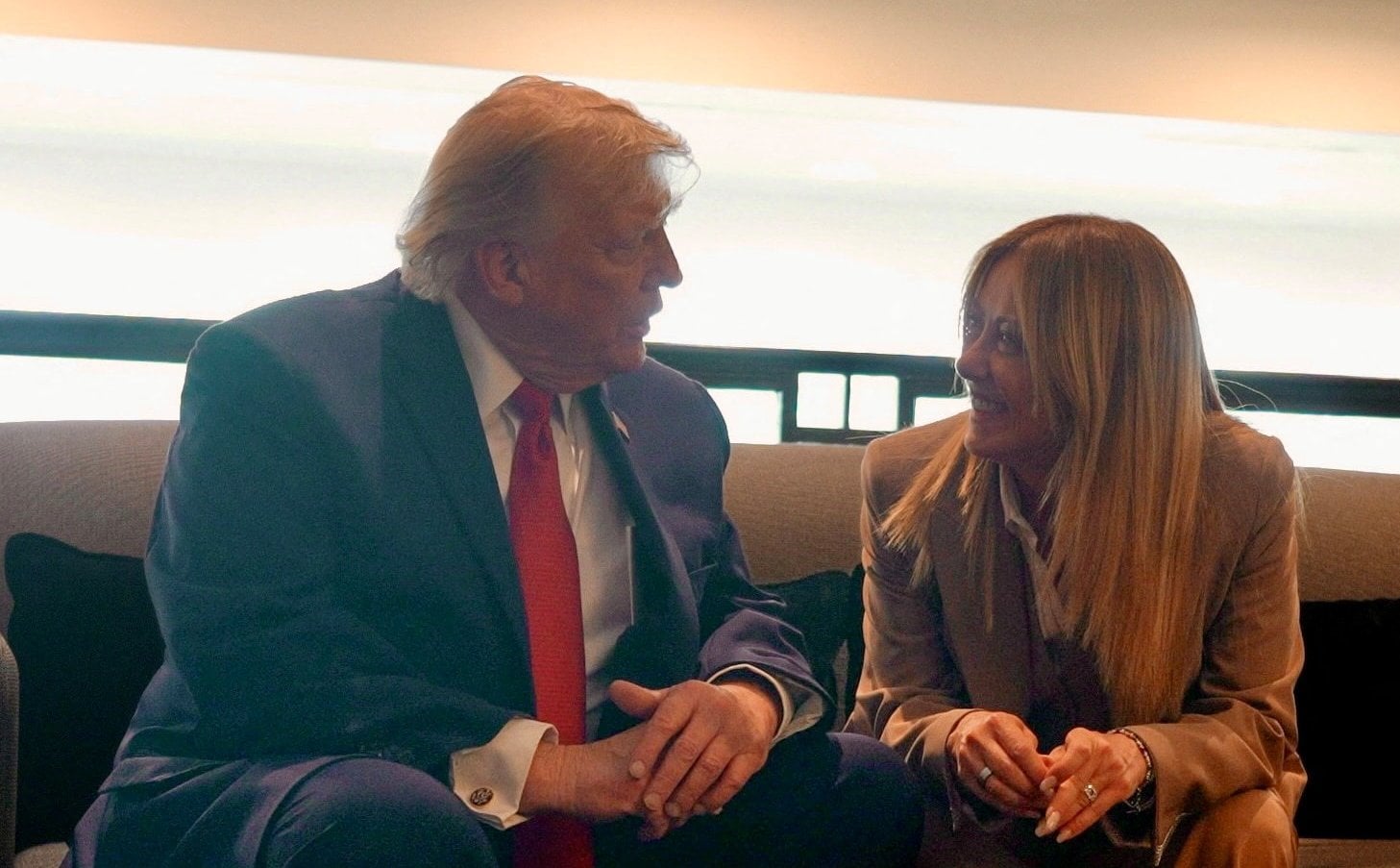 Trump nie odpuszcza Meloni. „Radzi sobie słabo. Prosiła raz za razem”