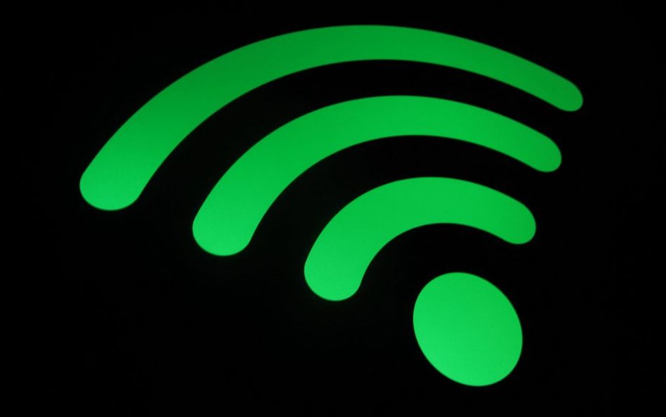 Wystarczy, że zmienisz domyślą nazwę sieci Wi-Fi ustawioną przez producenta na własną i ją ukryjesz.