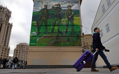 Mural w Moskwie "reklamujący" wojnę w Ukrainie