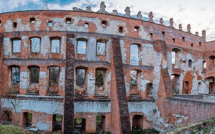 Ruiny zamku w Krupem stoją przy rozlewiskach dopływu rzeki Wieprz.