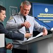 W środę szef policji gen. Serhij Kniaziew (z prawej)przedstawił raport Wołodymyrowi Zełenskiemu w sp