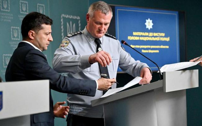 W środę szef policji gen. Serhij Kniaziew (z prawej)przedstawił raport Wołodymyrowi Zełenskiemu w sp