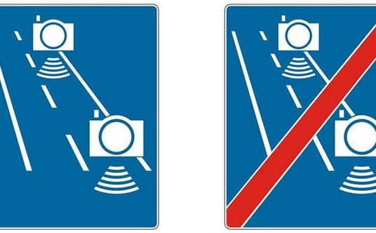 Znaki D-51a - oznaczający "automatyczną kontrolę średniej prędkości" oraz D-51b - wskazujący na "kon