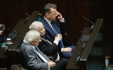 Prezes PiS Jarosław Kaczyński (C) oraz posłowie ugrupowania: Mariusz Błaszczak (P) i Ryszard Terleck