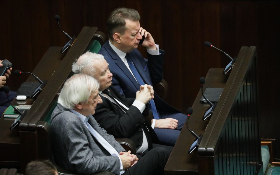 Prezes PiS Jarosław Kaczyński (C) oraz posłowie ugrupowania: Mariusz Błaszczak (P) i Ryszard Terleck