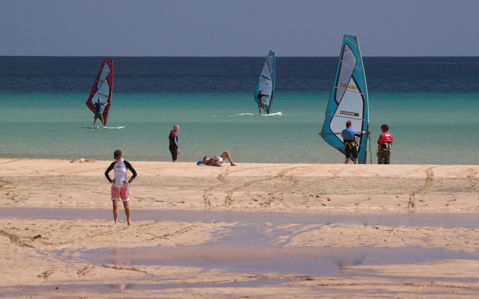 Kanaryjska wyspa znana jest z wyjątkowej, szerokiej plaży i świetnych warunków do uprawinia windsurf