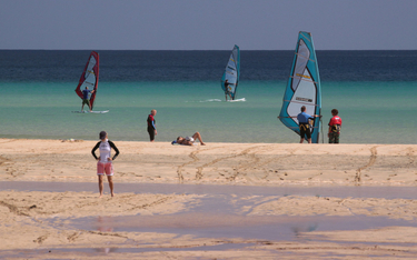 Kanaryjska wyspa znana jest z wyjątkowej, szerokiej plaży i świetnych warunków do uprawinia windsurf