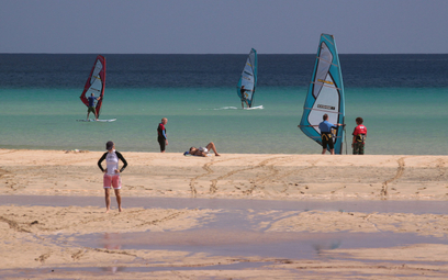 Kanaryjska wyspa znana jest z wyjątkowej, szerokiej plaży i świetnych warunków do uprawinia windsurf