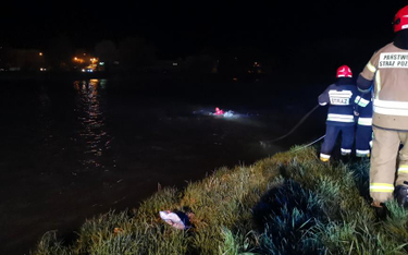 Auto z pięcioma osobami wpadło do rzeki San w Sanoku. Nikt nie zginął.