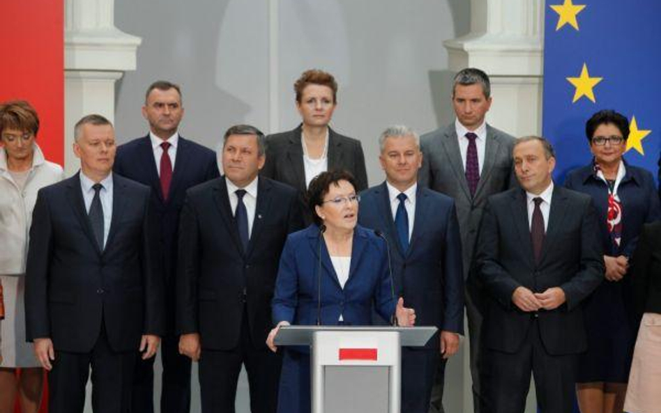 Nie wpłynęły na czas deklaracje czworga z tych osób: premier Ewy Kopacz oraz stojących bezpośrednio 