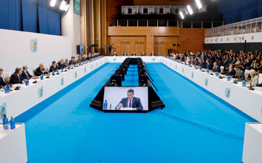 Przewodzący spotkaniu w Granadzie premier Hiszpanii Pedro Sánchez (na ekranie) stoi od lipca na czel