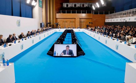 Przewodzący spotkaniu w Granadzie premier Hiszpanii Pedro Sánchez (na ekranie) stoi od lipca na czel