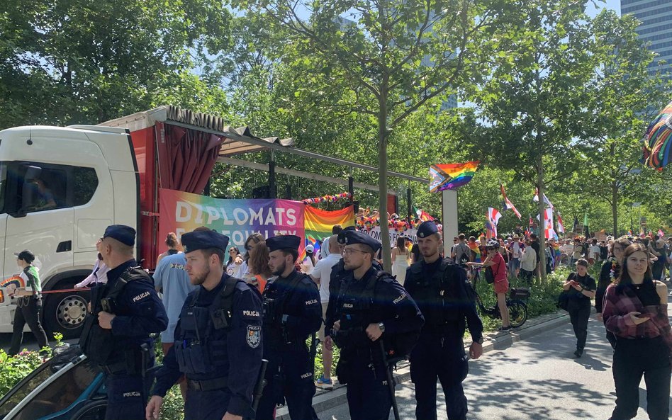 Przedstawiciele służb mundurowych zabezpieczający trasę Parady Równości