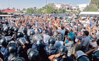 W odpowiedzi na zawieszenie parlamentu przez prezydenta na ulice Tunisu wyszły tysiące ludzi