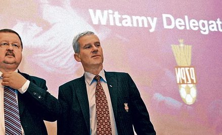 Zdzisław Kręcina (z lewej) i Michał Listkiewicz, czyli sekretarz generalny Polskiego Związku Piłki N