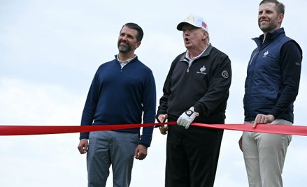 Donald Trump Jr. (z lewej) i Eric Trump (z prawej) mocno wspierają swojego ojca, prezydenta USA Dona