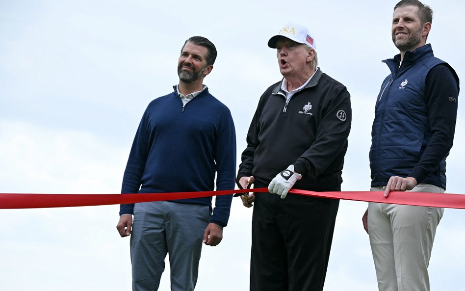 Donald Trump Jr. (z lewej) i Eric Trump (z prawej) mocno wspierają swojego ojca, prezydenta USA Dona