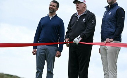 Donald Trump Jr. (z lewej) i Eric Trump (z prawej) mocno wspierają swojego ojca, prezydenta USA Dona