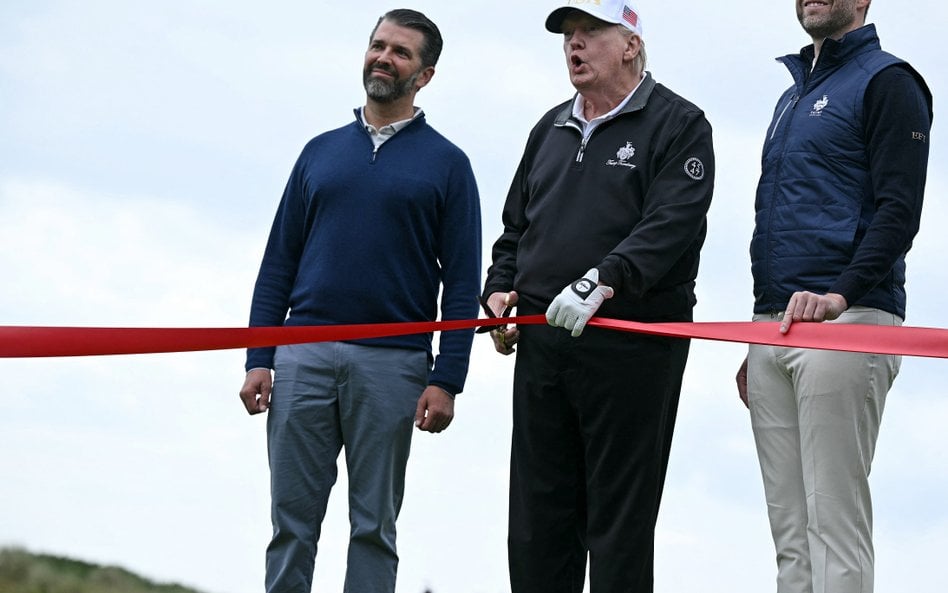Donald Trump Jr. (z lewej) i Eric Trump (z prawej) mocno wspierają swojego ojca, prezydenta USA Dona