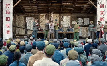 Scena linczu na naukowcu w czasach rewolucji kulturalnej, umieszczona na początku serialu Netflixa „