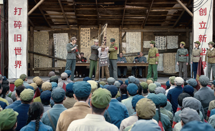 Scena linczu na naukowcu w czasach rewolucji kulturalnej, umieszczona na początku serialu Netflixa „