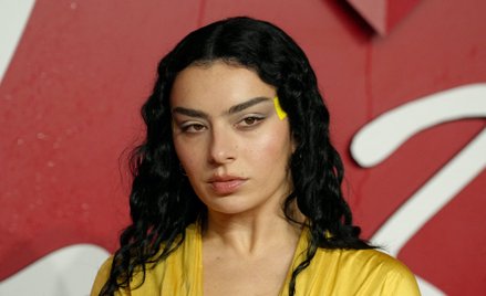Charli XCX, brytyjska piosenkarka, która w tym roku spopularyzowała kolor „Brat Green”.