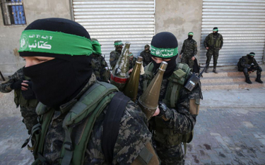 Bojownicy zbrojnego ramienia Hamasu, Brygady im. Izz ad-Din al-Kassama, podczas patrolu w Strefie Ga