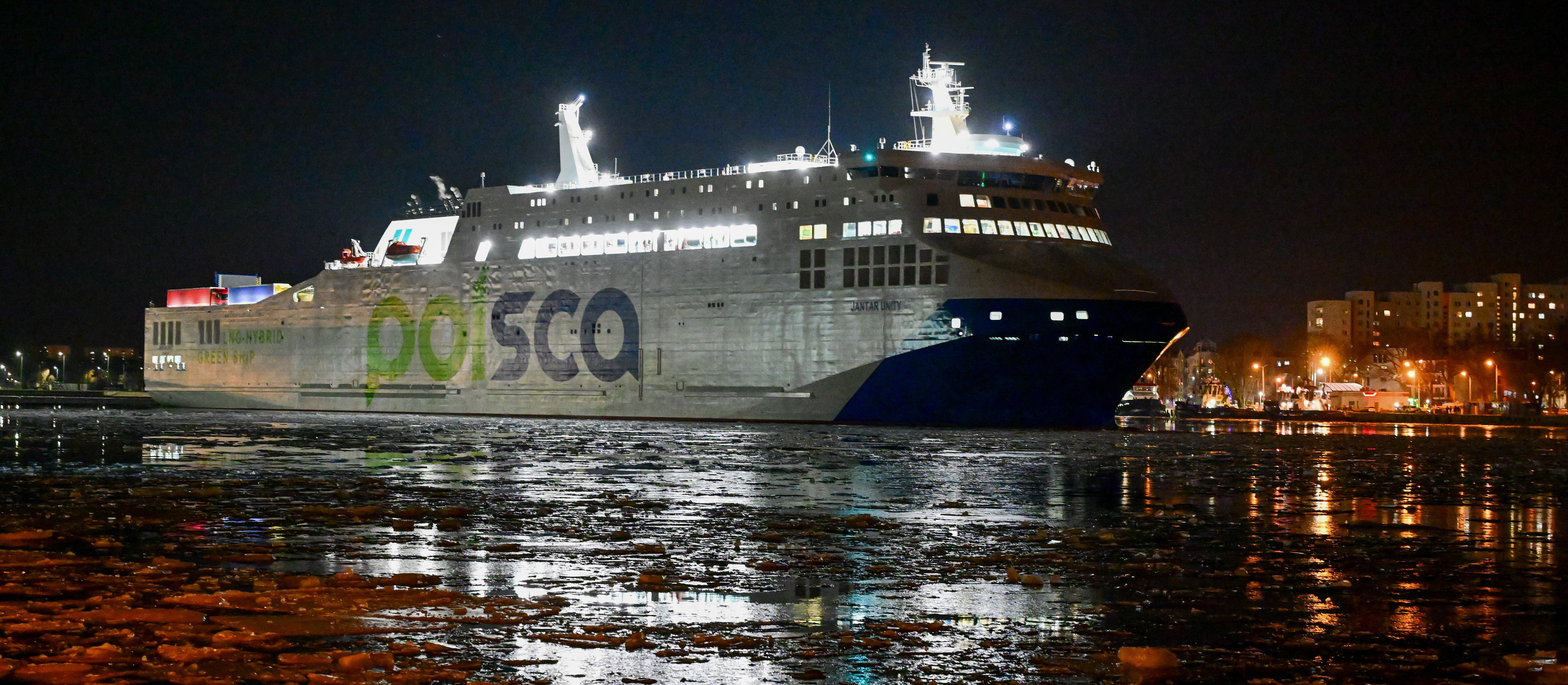 Jantar Unity pływa na LNG, ale tankuje za granicą. Brakuje operatora w Świnoujściu