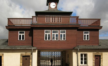 Jeżdżą sankami po terenie byłego obozu koncentracyjnego. "Ślady na grobach"