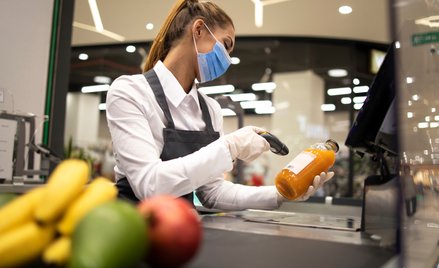 Pracownicy muszą mniej jeść, bo sieć supermarketów źle nalicza pensje