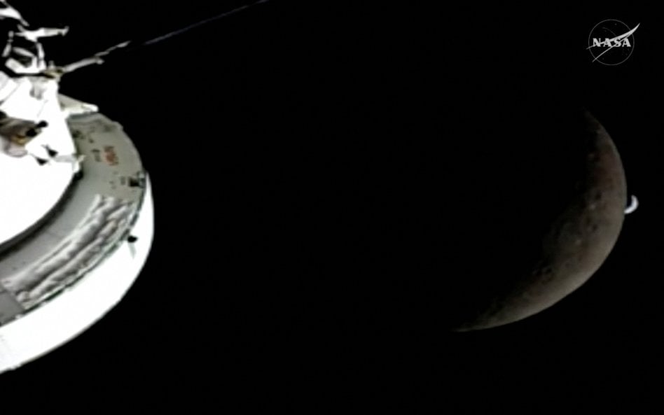 Widok Księżyca i Ziemi z pokładu kapsuły Orion misji Artemis II