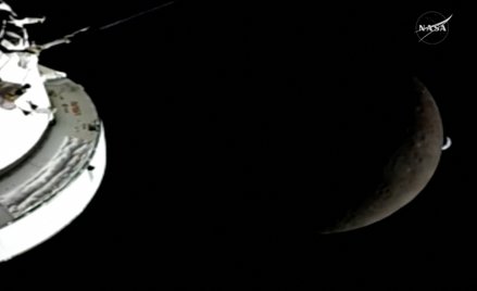 Widok Księżyca i Ziemi z pokładu kapsuły Orion misji Artemis II