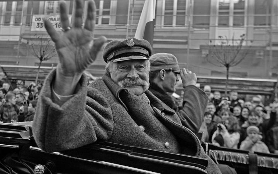 W katastrofie zginął aktor Janusz Zakrzeński, nieoceniony odtwórca roli Józefa Piłsudskiego w corocz