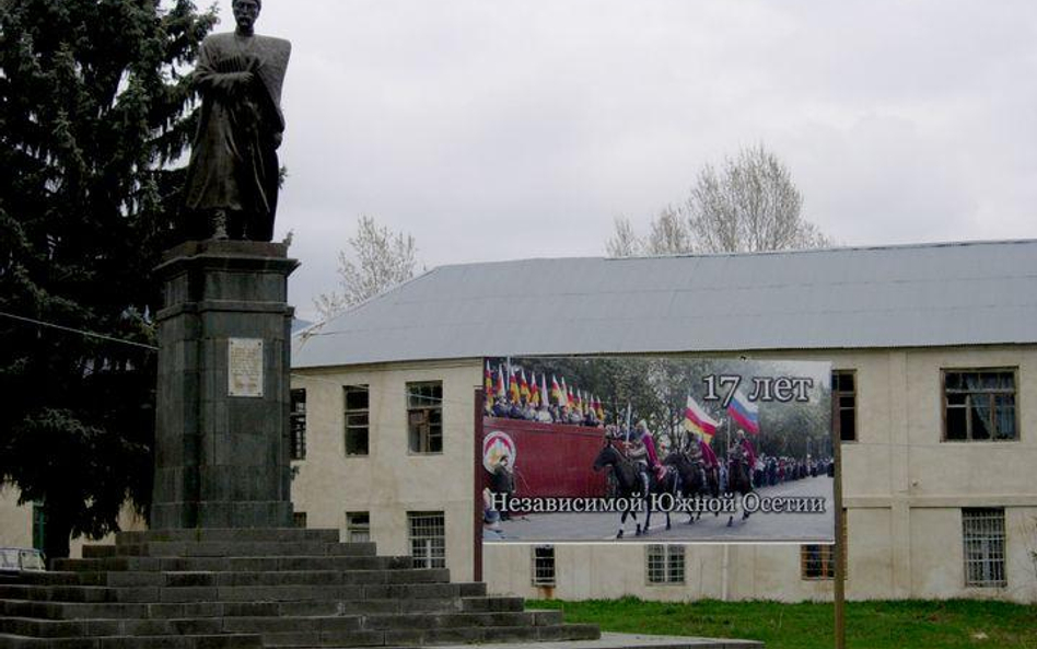 Plac Teatralny w Cchinwali, stolicy separatystycznej Osetii Południowej. Pomnik twórcy literackiego 